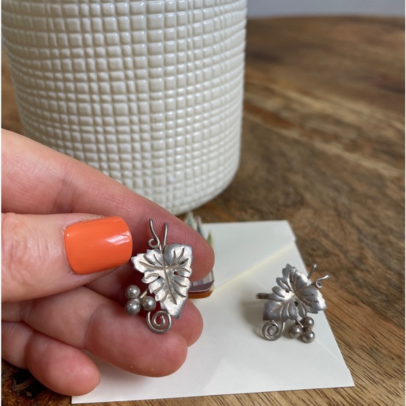 Vintage 925 Sterling Silver , Decorative Grape Leaf Screw Back Earrings Mexico - Picture 2 of 4